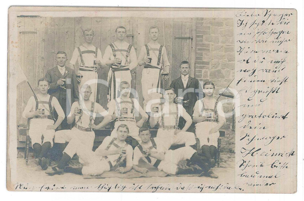 Fotografia d epoca originale 1912 WEFERLINGEN GERMANIA Brindisi tra giovani in costume storico  Foto 14x9 1