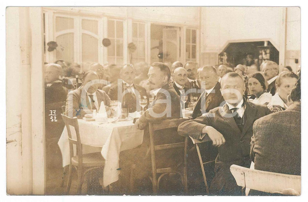 Fotografia d epoca originale 1930 ca COSTUME  GERMANIA  Un affollato pranzo al ristorante  Foto anonima 1