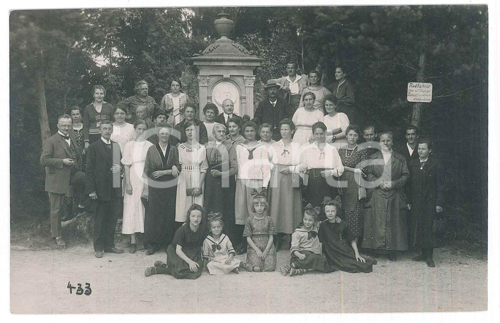 Fotografia d epoca originale 1920 ca GERMANIA Ritratto di gruppo in un giardino Foto vintage 14x9 cm 1