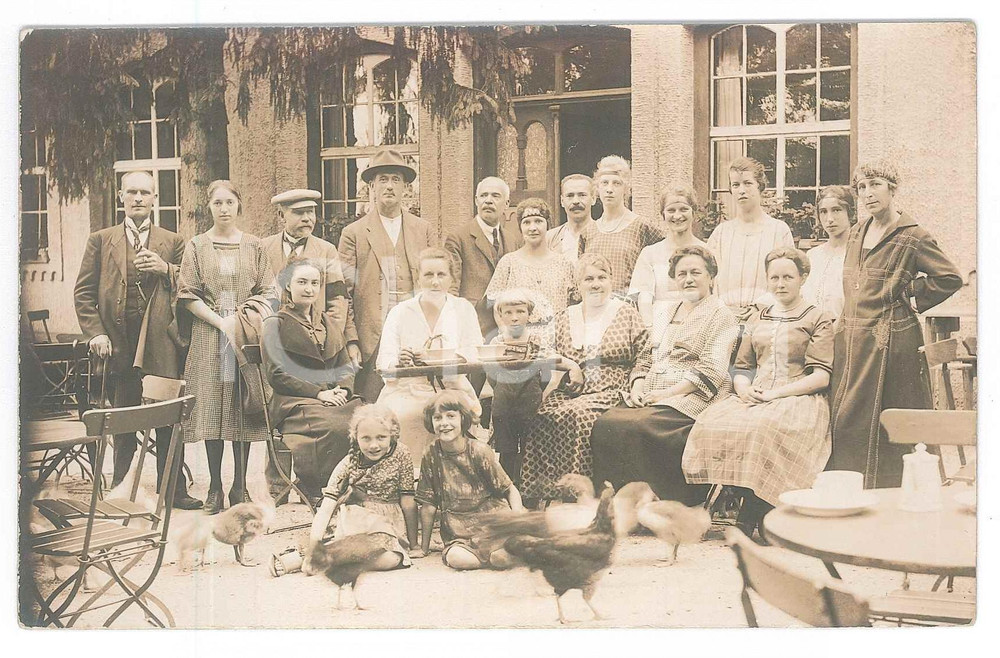 Fotografia d epoca originale 1922 GERMANIA Ritratto di gruppo nel cortile di un albergo  Foto cartolina 14x9 1