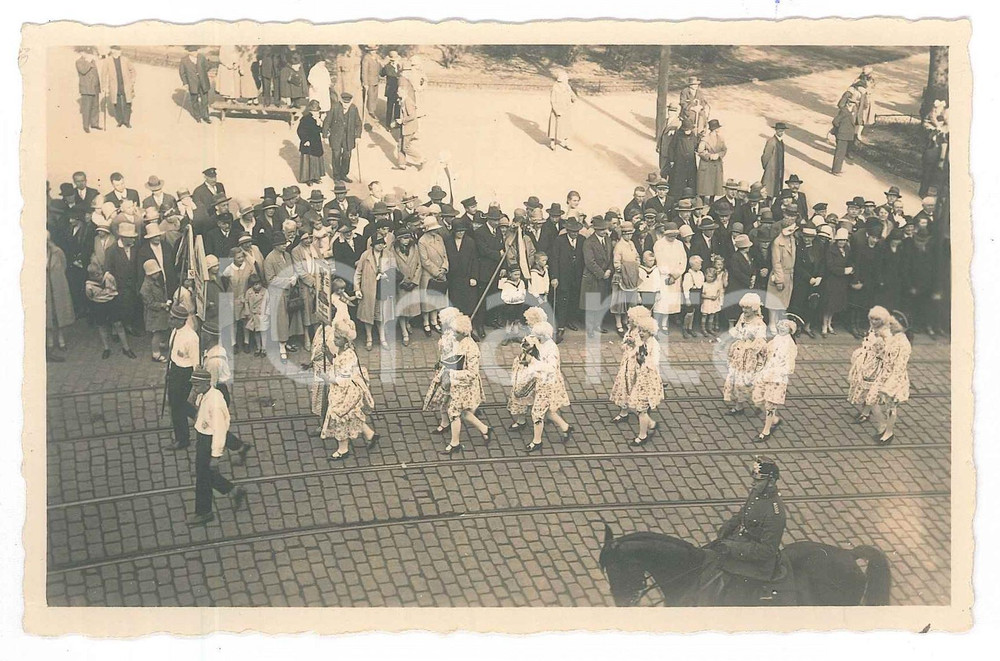 Fotografia d epoca originale 1920 ca GERMANIA Sfilata in costume storico  Bambini Foto 14x9 cm 1