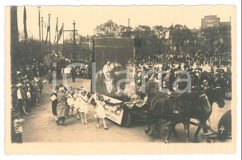 Fotografia d epoca originale 1920 ca GERMANIA Sfilata in costumi tradizionali  Carro con dipinto Foto 14x9 1