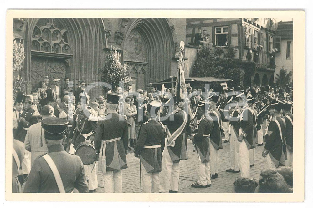 Fotografia d epoca originale 1930 ca ETTLINGEN D Cerimonia davanti a una chiesa Foto 14x9 cm 1