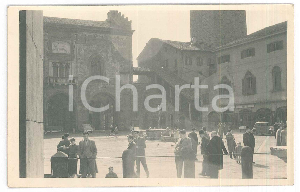 Fotografia d epoca originale 1935 ca BERGAMO ALTA  Piazza Vecchia  Foto ANIMATA 14x9 cm 1