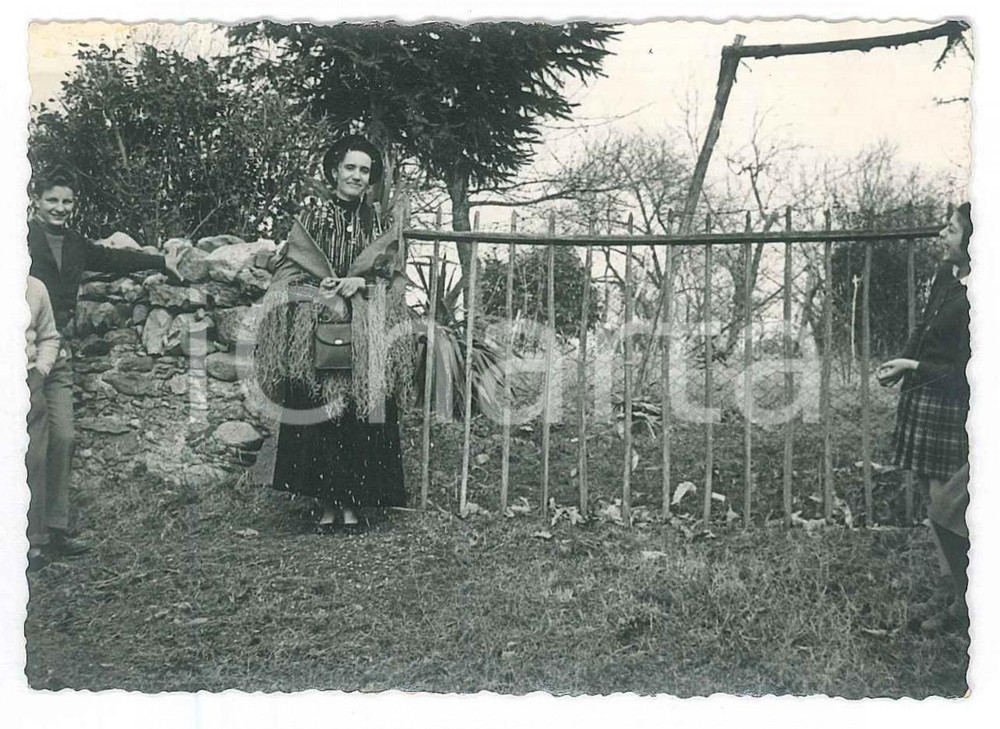 Fotografia d epoca originale 1958 CARNEVALE  ITALIA  Donna in giardino con uno scialle Foto 10x7 cm 1