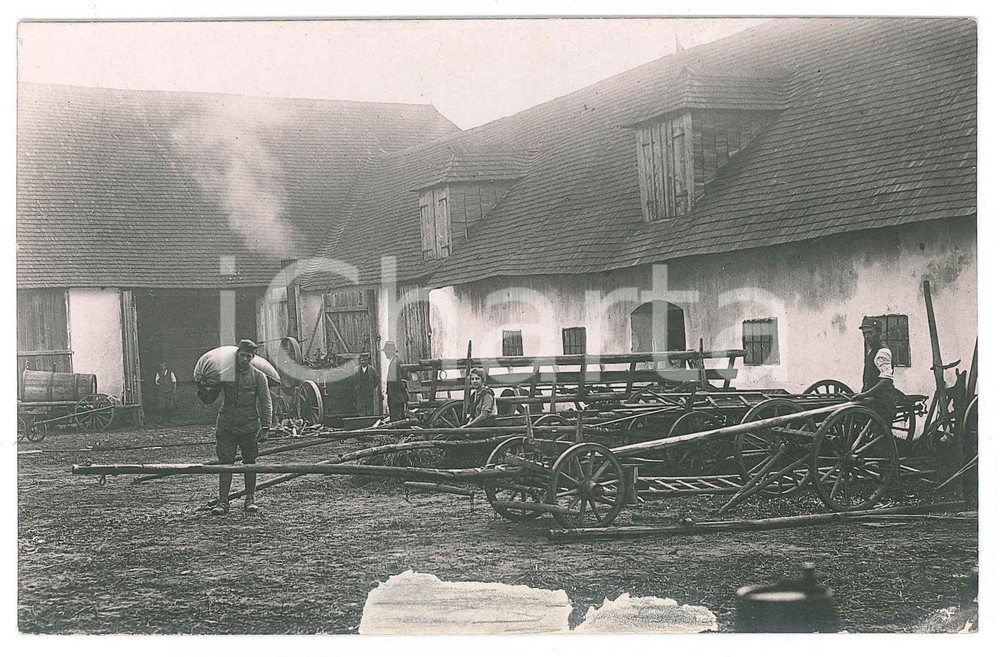 Fotografia d epoca originale 1915 ca AUSTRIA  AGRICOLTURA  Lavori nel cortile di una cascina Foto 14x9 cm 1
