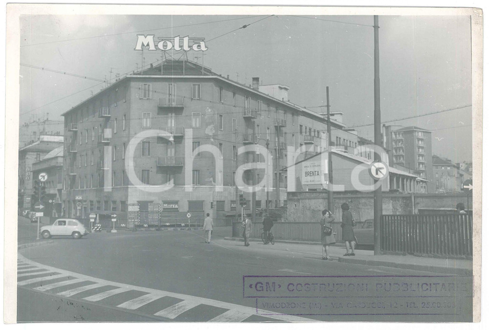 Fotografia d epoca originale 1965 ca MILANO Fiat 500 e affissioni MOTTA Impresa Edile BRENTA Foto 24x16 cm 1