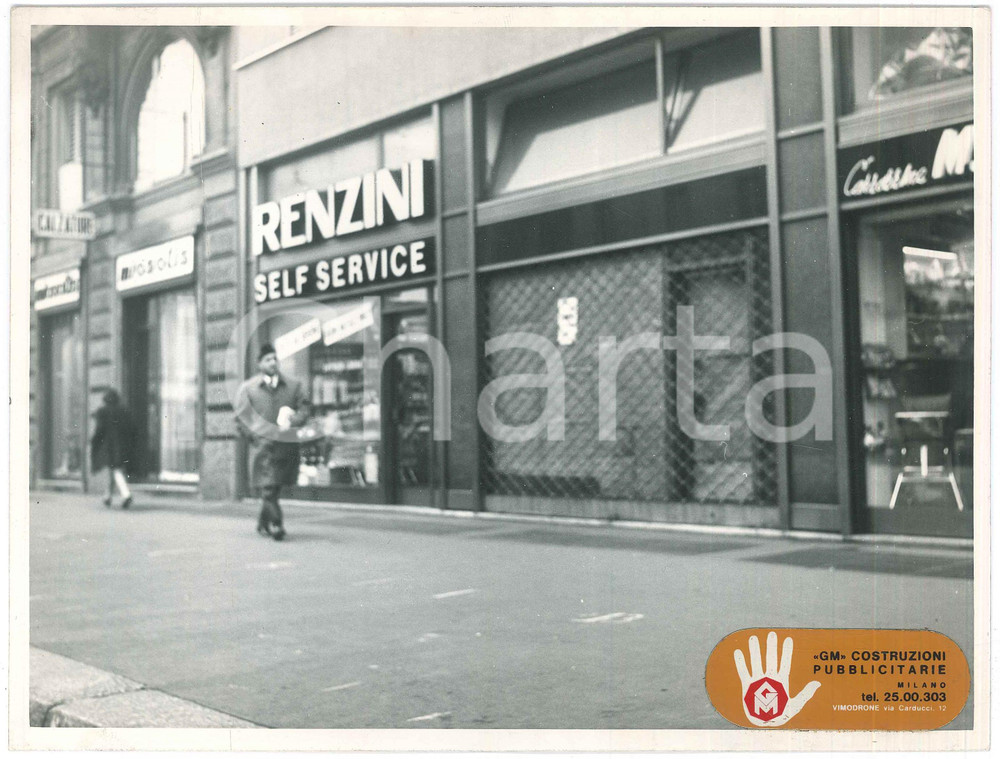 Fotografia d epoca originale 1959 MILANO ? Renzini Self Service  Uomo a passeggio  Foto 24x18 cm 1