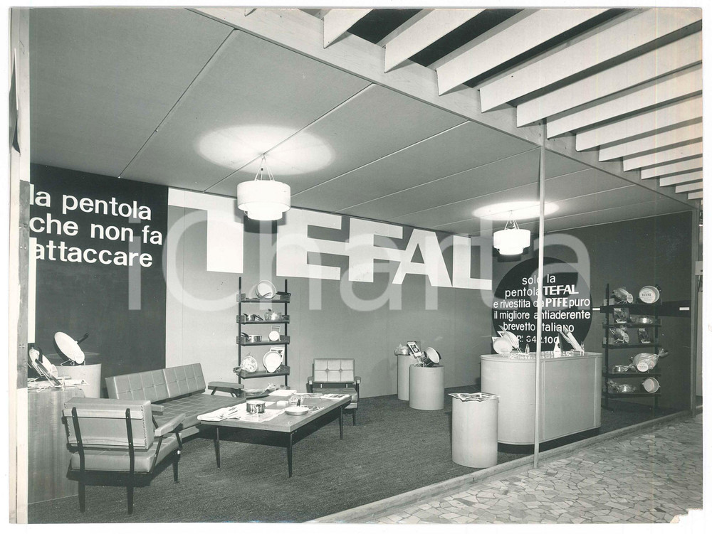 Fotografia d epoca originale 1969 FIERA DI MILANO Stand TEFAL Pentole rivestite in PTFE puro  Foto 24x18 cm 1