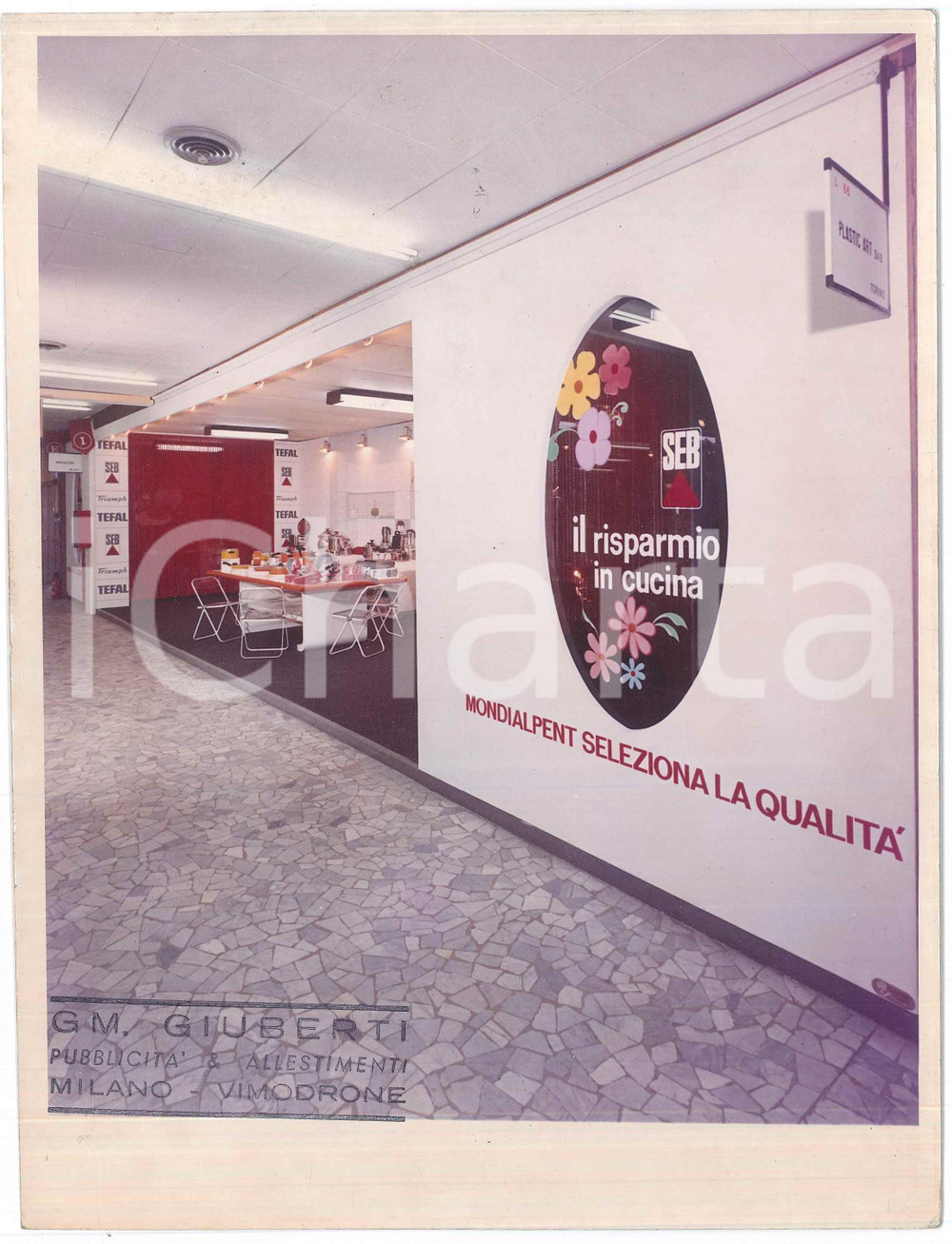 Fotografia d epoca originale 1975 ca FIERA DI MILANO Stand TEFAL Mondialpent SEB Foto 18x24 cm 1