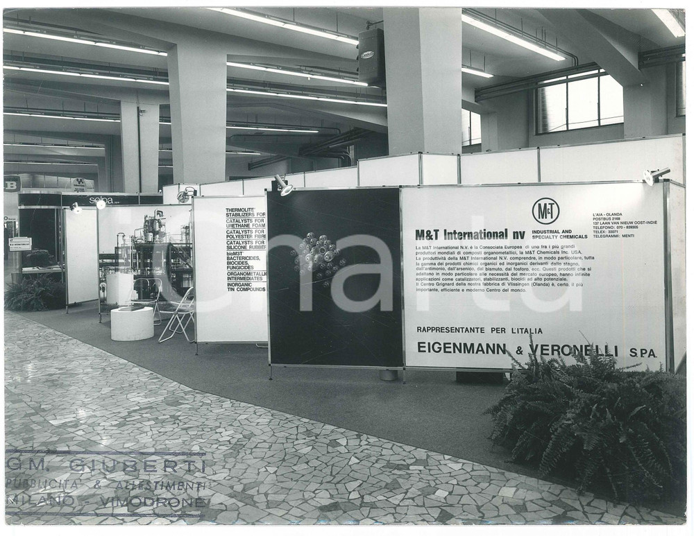 Fotografia d epoca originale 1970 ca FIERA DI MILANO Stand M&T INTERNATIONAL Eigenmann e Veronelli  Foto 1