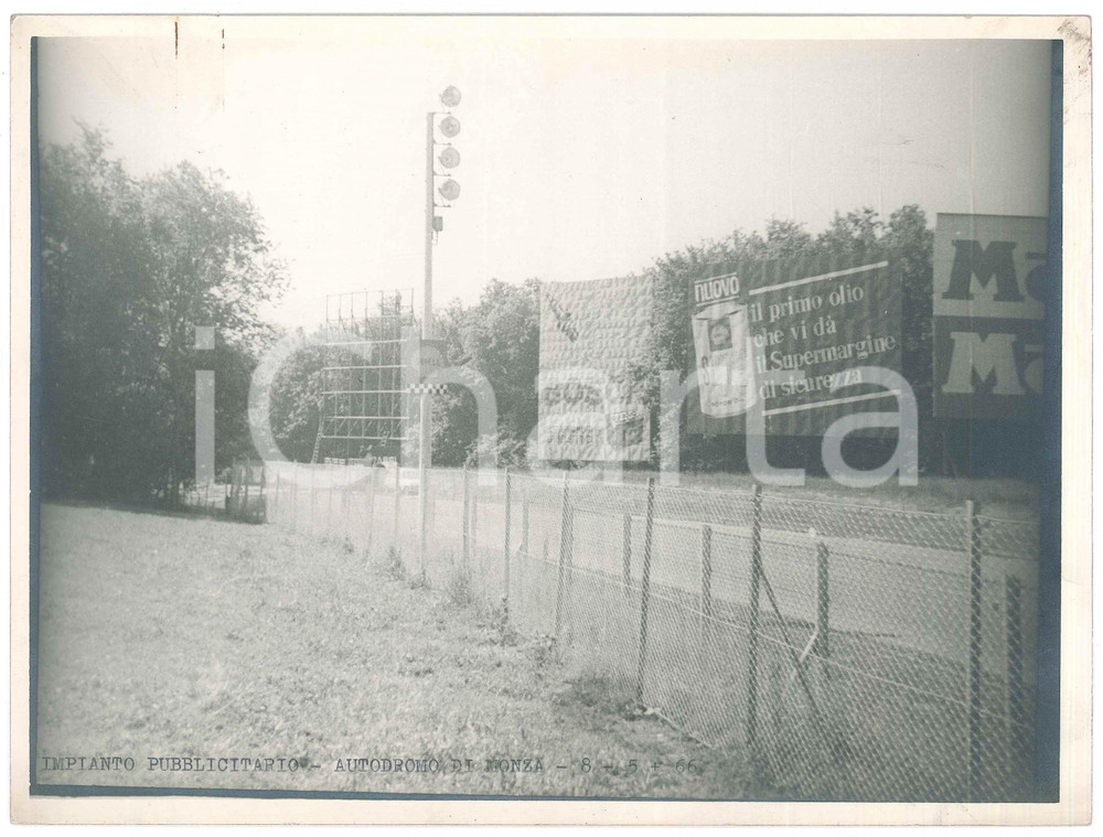 Fotografia d epoca originale 1966 AUTODROMO DI MONZA Impianto pubblicitario  Cartelloni BOSCH e MOTTA Foto 1