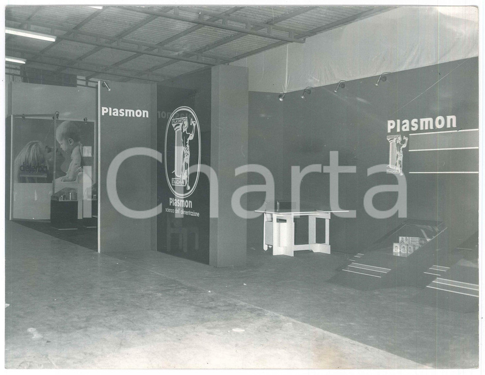 Fotografia d epoca originale 1970 ca FIERA DI MILANO Stand PLASMON Biscotti  Foto 24x18 cm 1