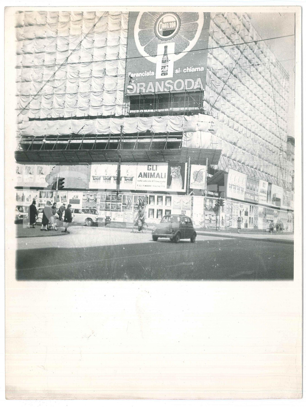 Fotografia d epoca originale 1973 MILANO Affissione su ponteggio ORANSODA e FIAT 500 Foto 18x24 cm 1