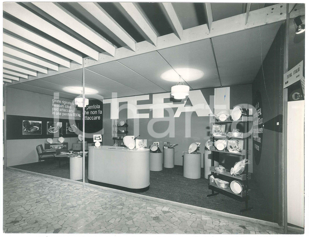 Fotografia d epoca originale 1969 FIERA DI MILANO Stand TEFAL Pentole rivestite in PTFE puro  Foto 24x18 1 1