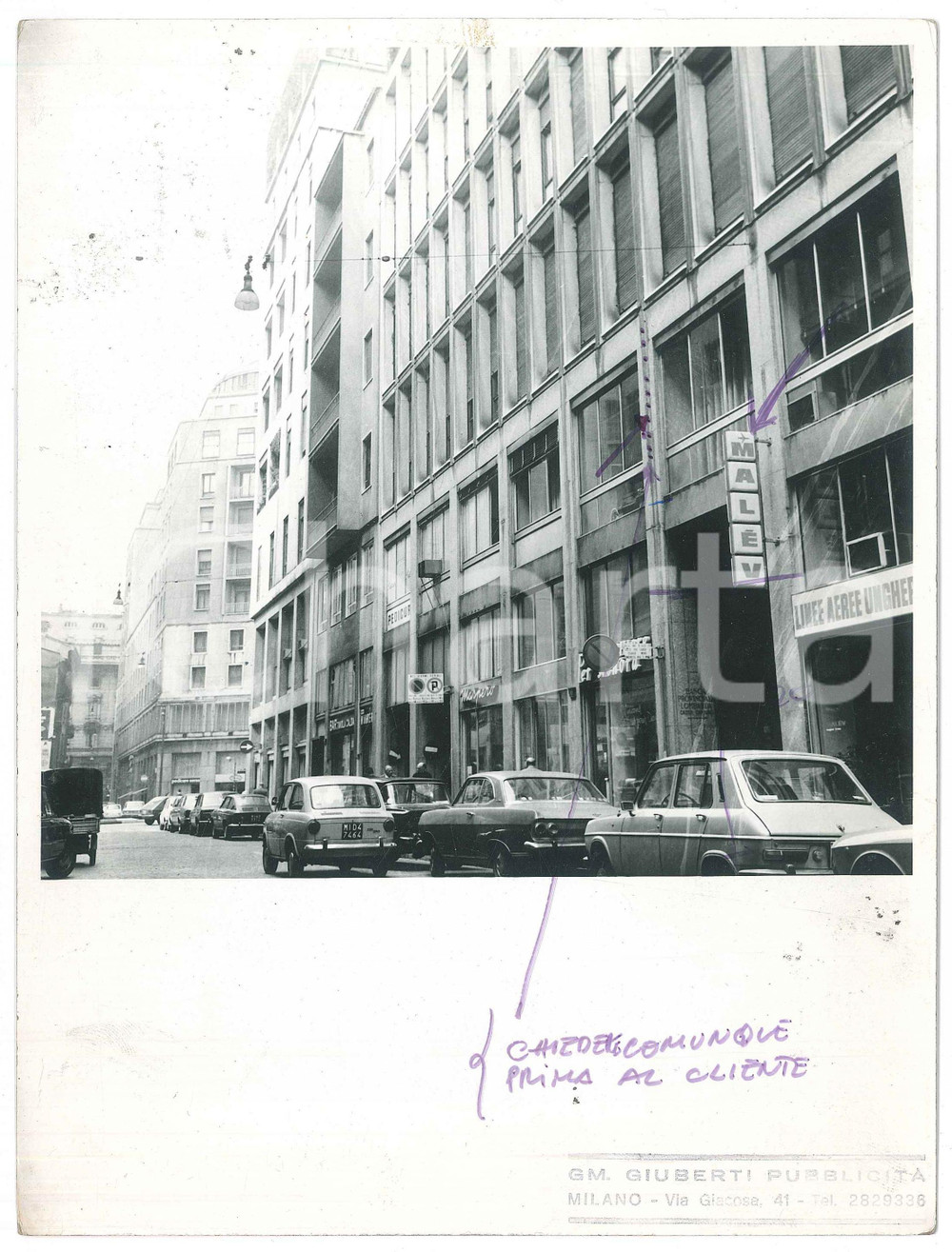 Fotografia d epoca originale 1972 MILANO Affissioni MALEV Linee aeree ungheresi OROLOGI ZODIAC Foto 18x24 1