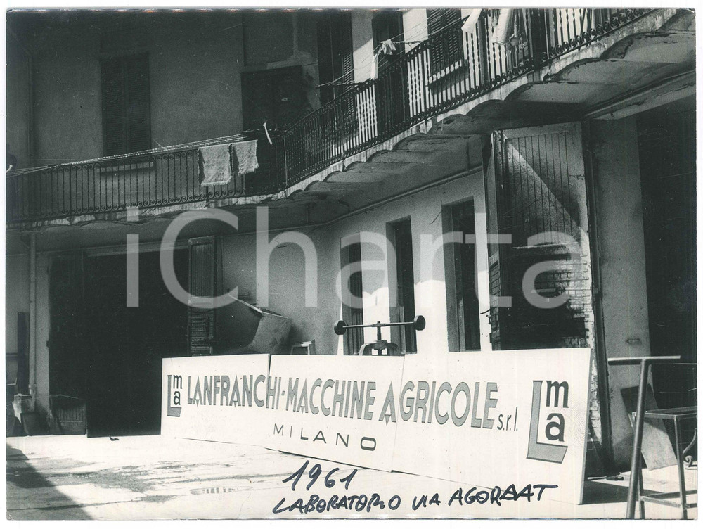 Fotografia d epoca originale 1961 MILANO Via Agordat  Lab. GM GIUBERTI Insegna LANFRANCHI Macchine agricole 1