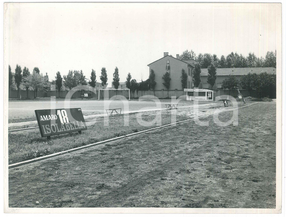 Fotografia d epoca originale 1965 ca MILANO Campo sportivo Enrico Cappelli Insegne AMARO 18 ISOLABELLA Foto 1