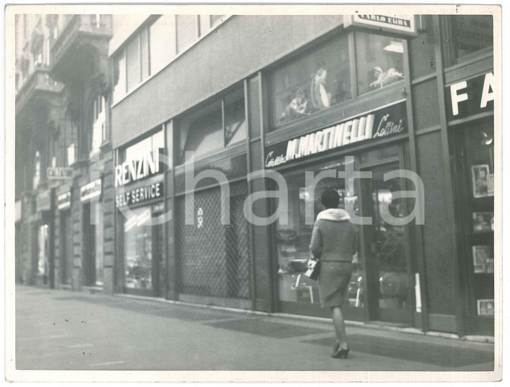Fotografia d epoca originale 1959 MILANO ? Renzini Self Service  Donna a passeggio  Foto 24x18 cm 1