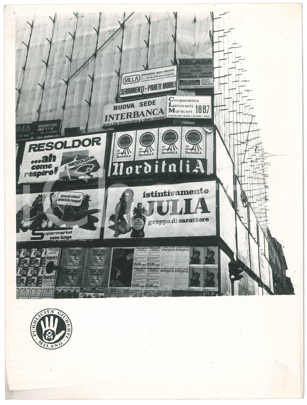 Fotografia d epoca originale 1965 ca MILANO Affissioni su ponteggio ESSELUNGA Resoldor GRAPPA JULIA Foto 1