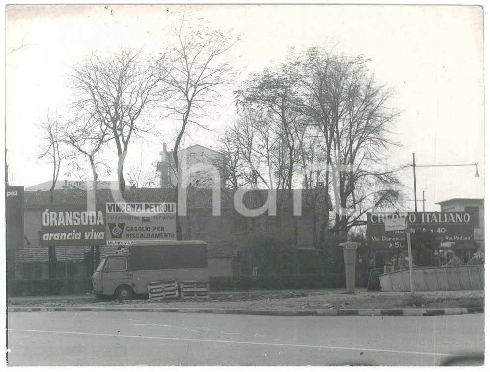 Fotografia d epoca originale 1965 ca MILANO Via Palmanova  Cartelloni ORANSODA Vincenzi Petroli  Foto 24x18 1