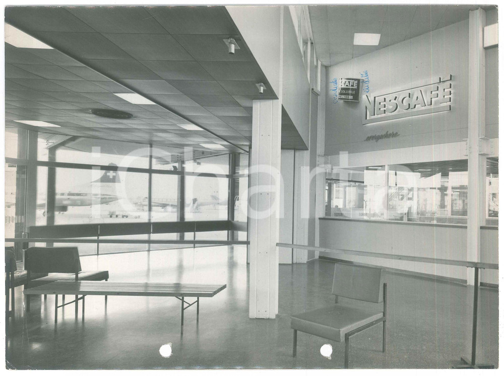 Fotografia d epoca originale 1968 AEROPORTO DI LINATE Negozio NESCAFÃ‰ e aereo SWISS AIR LINES Foto 24x18 cm 1