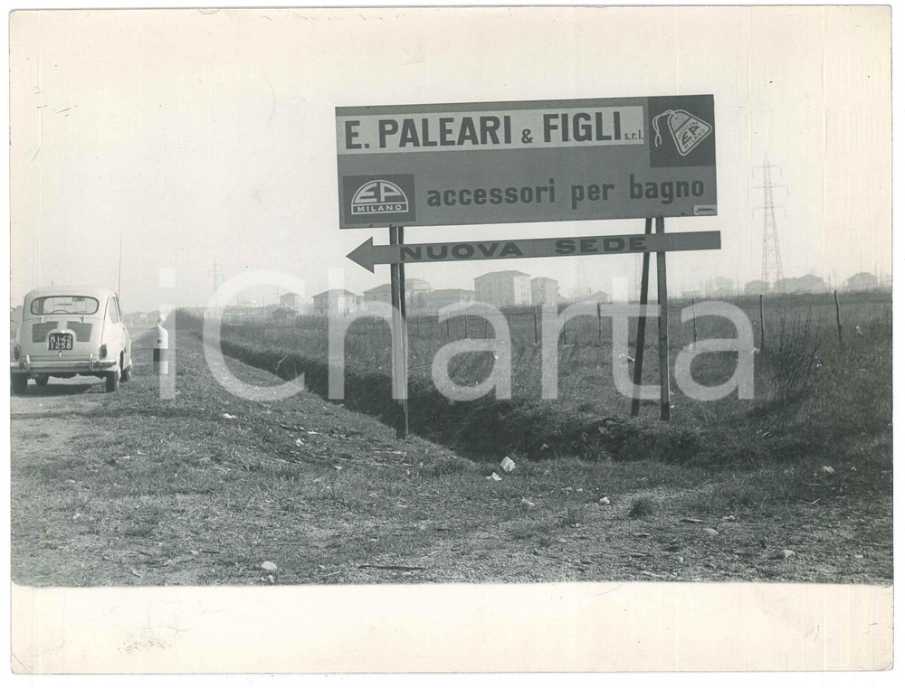 Fotografia d epoca originale 1960 ca MILANO Fiat 500 e cartellone E. PALEARI E FIGLI Accessori bagno  Foto 1