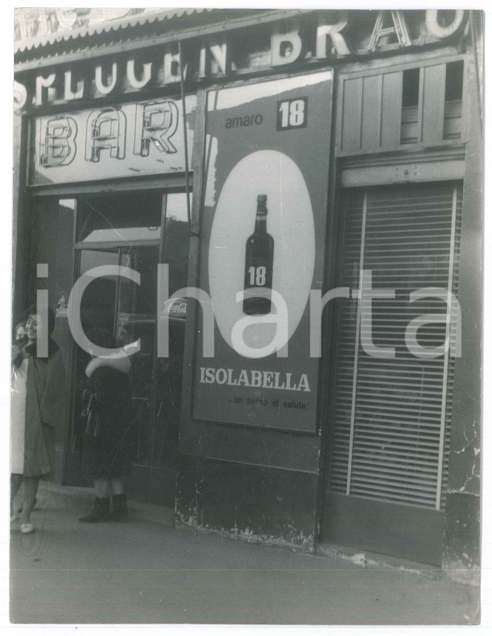 1956 MILANO (?) Affissione AMARO 18 ISOLABELLA fuori da un bar - Foto 18x24 cm Fotografia d'epoca.  FAIR/discreto Lievi smussature agli angoli Formato: 18x24 cm originale e autentica 1