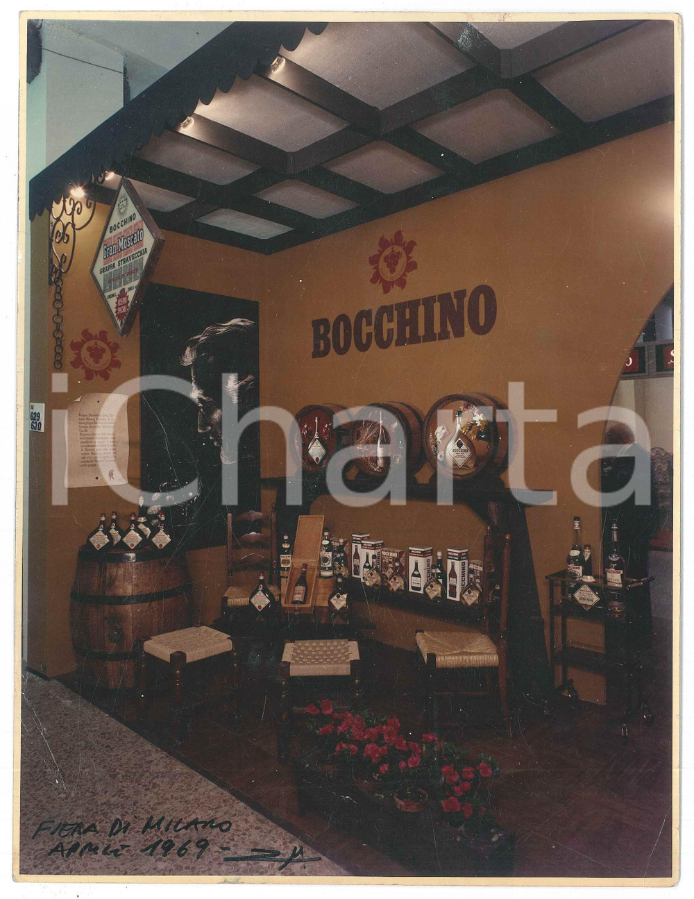 Fotografia d epoca originale 1969 FIERA DI MILANO Grappa BOCCHINO Stand  Foto 18x24 cm 2 1