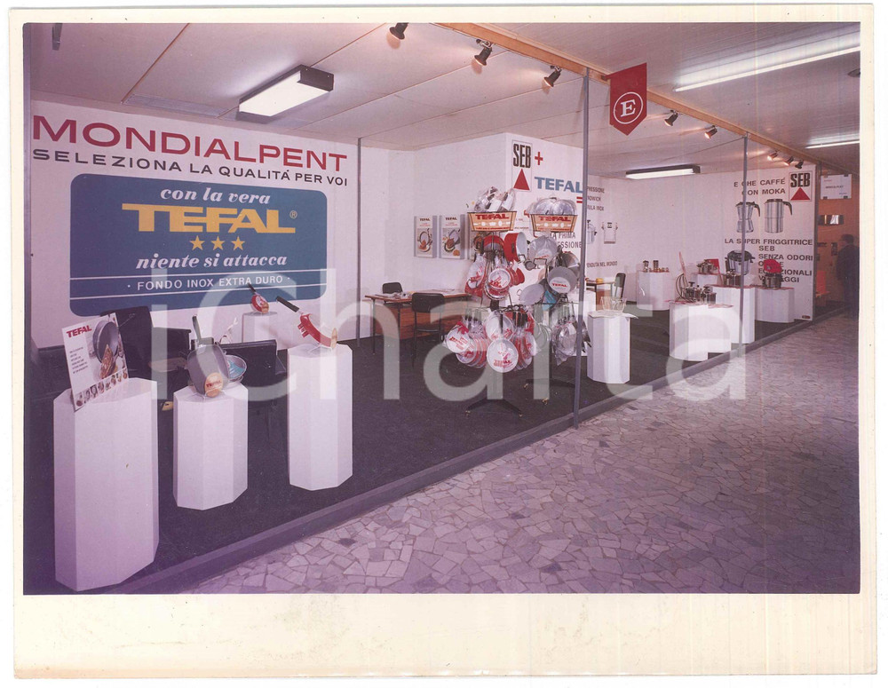 Fotografia d epoca originale 1968 FIERA DI MILANO  MONDIALPENT Pentole TEFAL Stand  Foto 24x18 cm 1