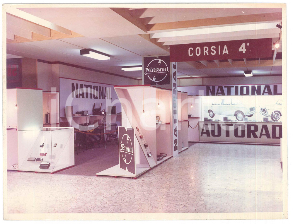 Fotografia d epoca originale 1959 FIERA DI MILANO Autoradio NATIONAL  MATSUSHITA ELECTRIC Stand  Foto 24x18 1