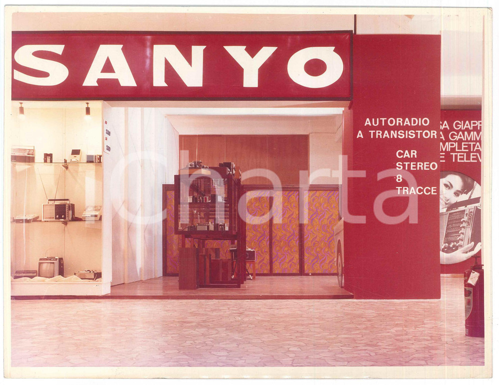 Fotografia d epoca originale 1968 FIERA DI MILANO Stand SANYO Autoradio a transistor  Foto 24x18 cm 1