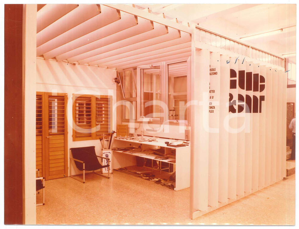 Fotografia d epoca originale 1969 FIERA DI MILANO ? Stand GIUDICI E CONTI Serramenti  Foto 23x17 cm 1
