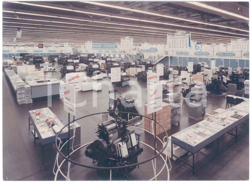 Fotografia d epoca originale 1969 FIERA DI MILANO ? Stand ORIGINAL HEIDELBERG Automatic platen press  Foto 1