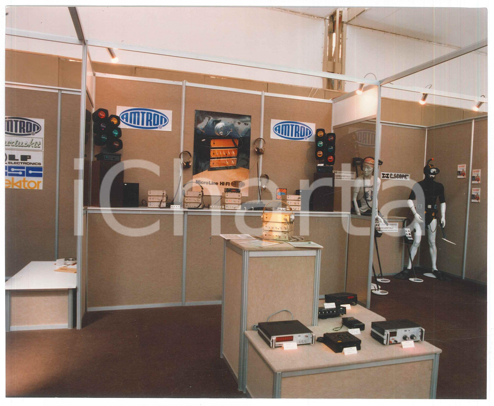 Fotografia d epoca originale 1975 ca ITALIA  FIERA Stand AMTRON Metal detector e apparecchi radio  Foto 1