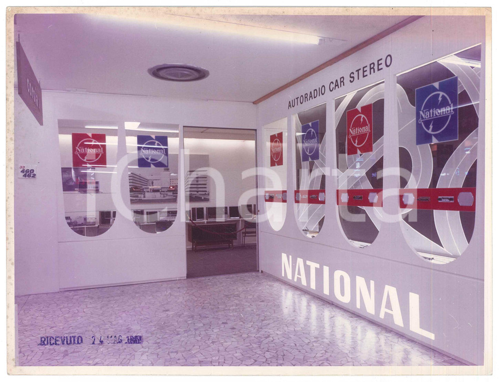 Fotografia d epoca originale 1969 FIERA DI MILANO Stand HIFI Autoradio NATIONAL Foto 24x18 cm 1