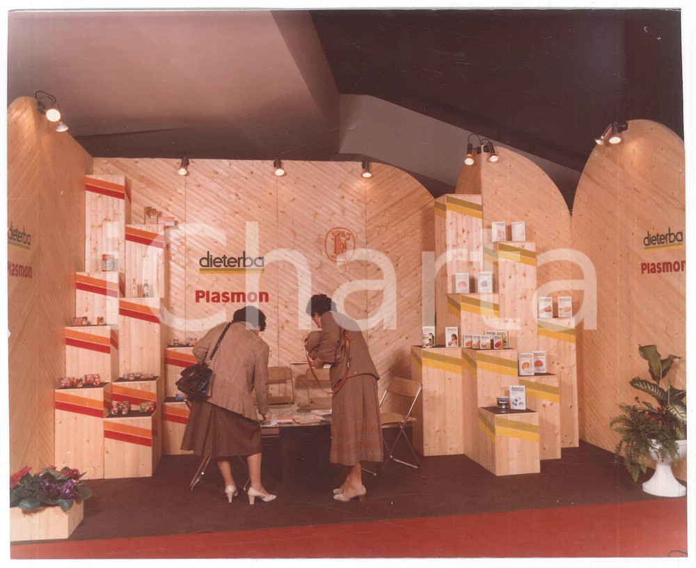 Fotografia d epoca originale 1975 ca ITALIA  FIERA Donne allo Stand PLASMON  DIETERBA  Foto 25x20 cm 1