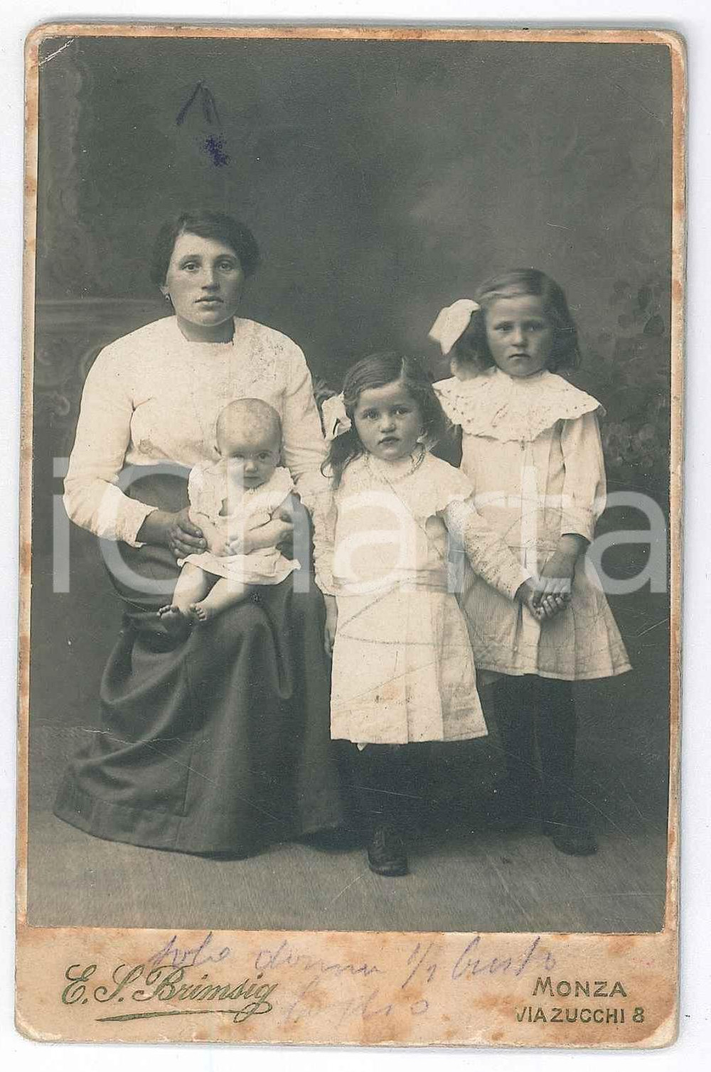 Fotografia d epoca originale 1900 ca MONZA Donna con i tre figli  Ritratto  Foto E. S. BRIMSIG 8x12 cm 1