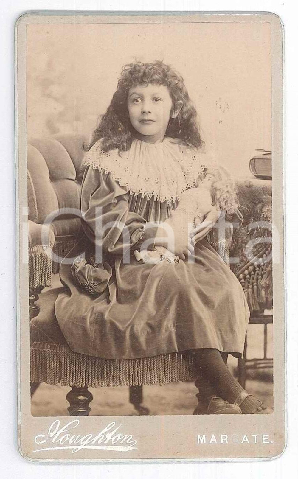 Fotografia d epoca originale 1890 ca MARGATE KENT, UK Young girl with her doll  Photo HOUGHTON CDV 1