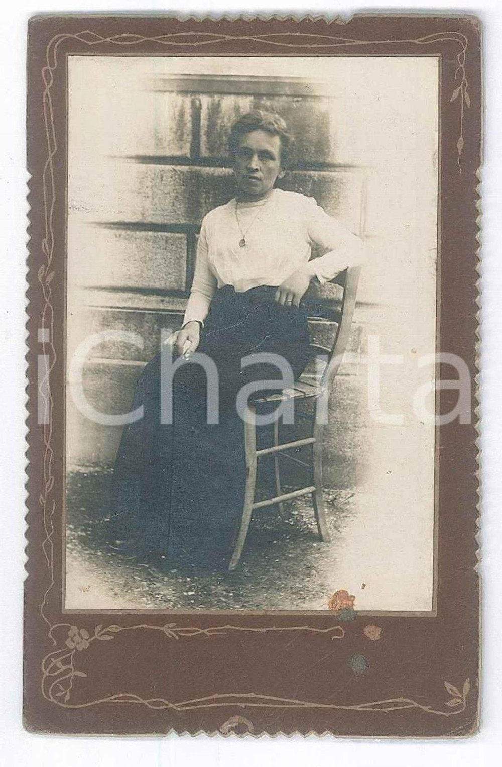 Fotografia d epoca originale 1910 ca COSTUME ITALIA Donna su una sedia  Foto anonima CDV 1