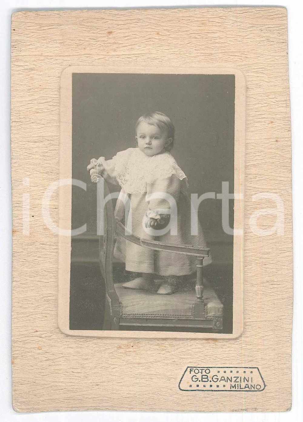 Fotografia d epoca originale 1915 ca MILANO Bambino in piedi su poltrona  Ritratto Foto G. B. GANZINI 10x15 1