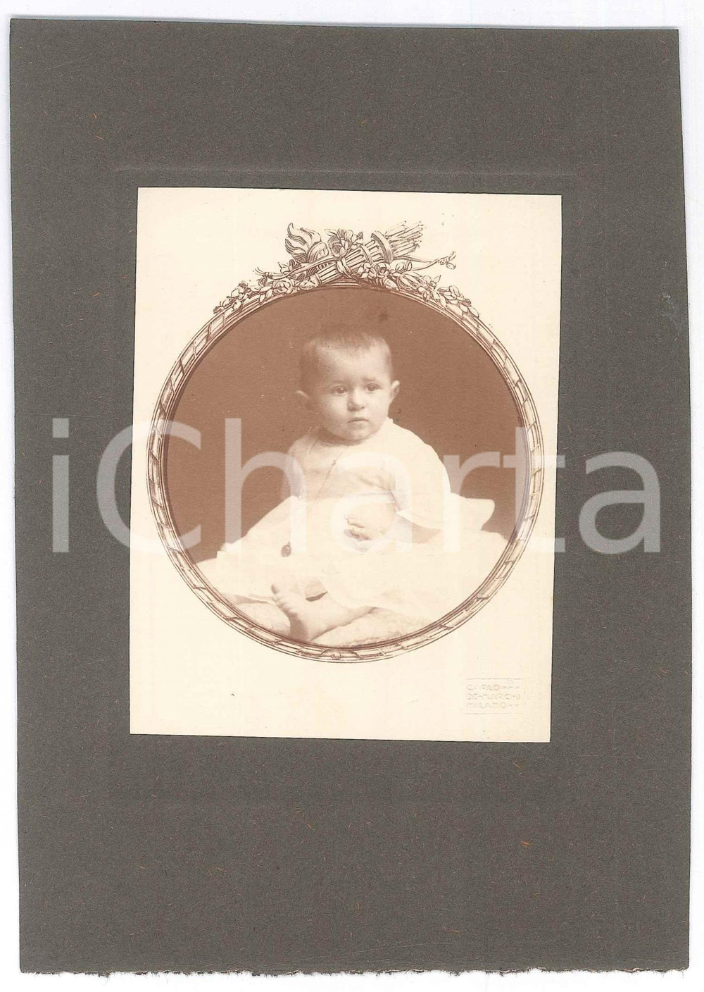 Fotografia d epoca originale 1915 ca MILANO Bambino su cuscino  Ritratto Foto Carlo DE MARCHI 12x17 cm 1