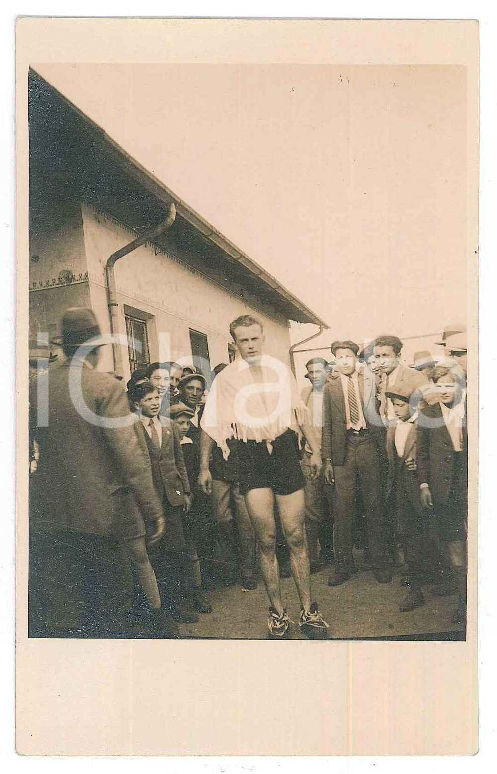Fotografia d epoca originale 1925 ca ITALIA Vincitore di una gara sportiva tra il pubblico Foto anonima 9x14 1
