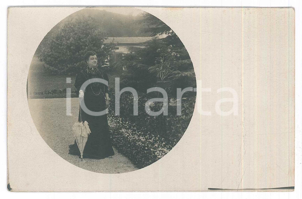 Fotografia d epoca originale 1910 ca COSTUME ITALIA Donna in giardino con l ombrellino Foto anonima 14x9 cm 1