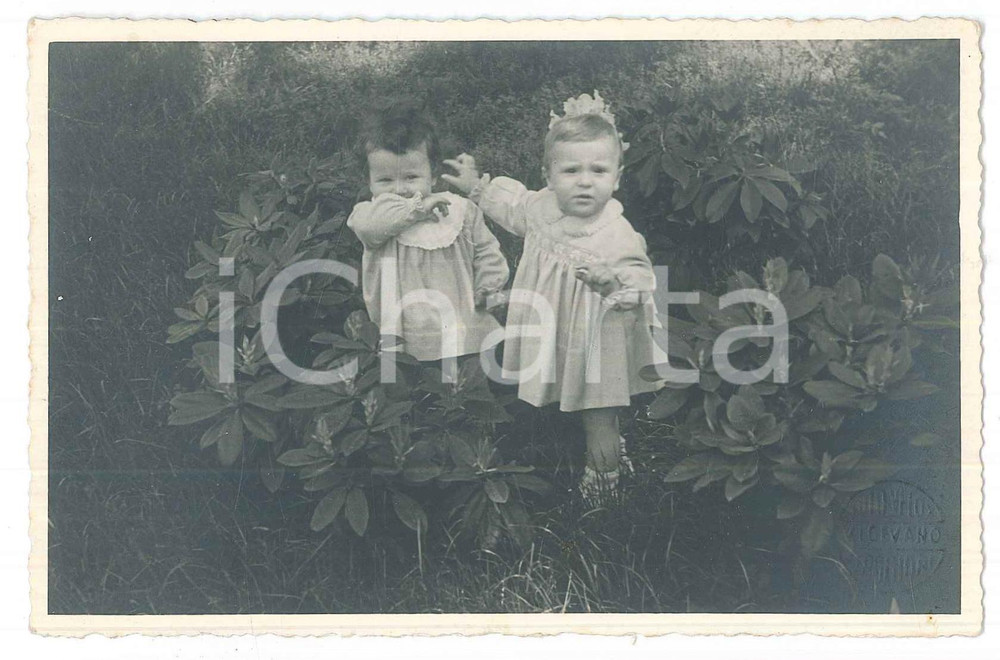 Fotografia d epoca originale 1940 ca VIGEVANO Ritratto di due bambini in giardino Foto E. FAGGIONI 14x9 cm 1