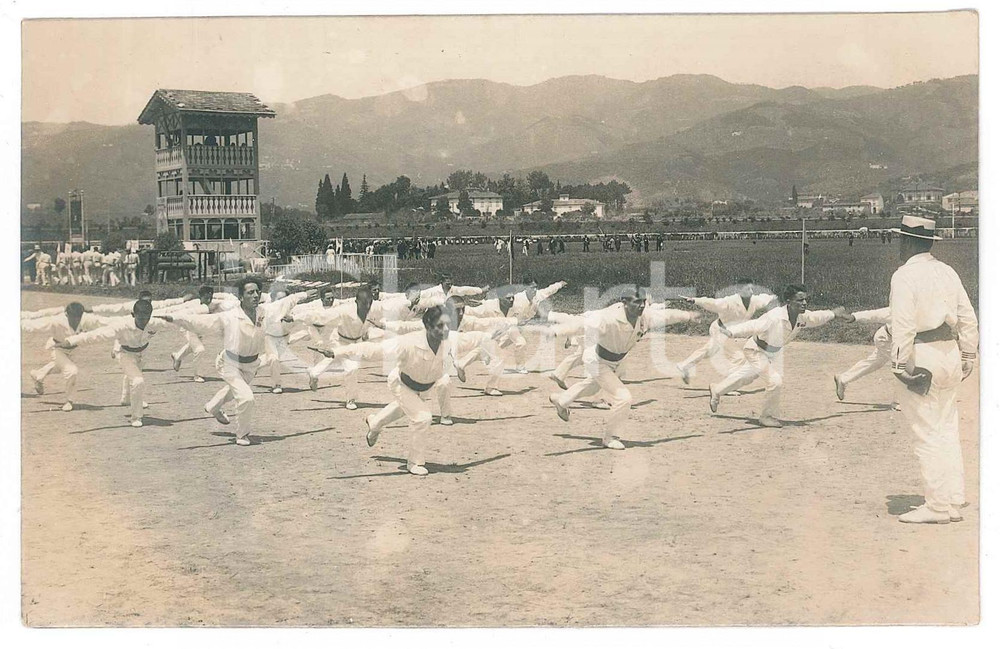 Fotografia d epoca originale 1930 ca SPORT  GINNASTICA  Esercizi di gruppo all aperto Foto anonima 14x9 cm 1