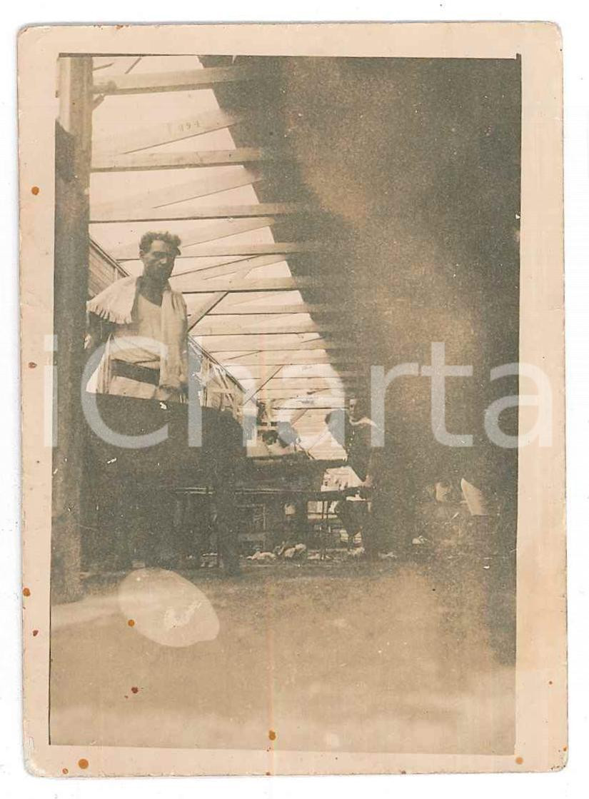 Fotografia d epoca originale 1936 AOI MASSAUA ERITREA Coloni italiani al riparo da un temporale Foto 6x9 1