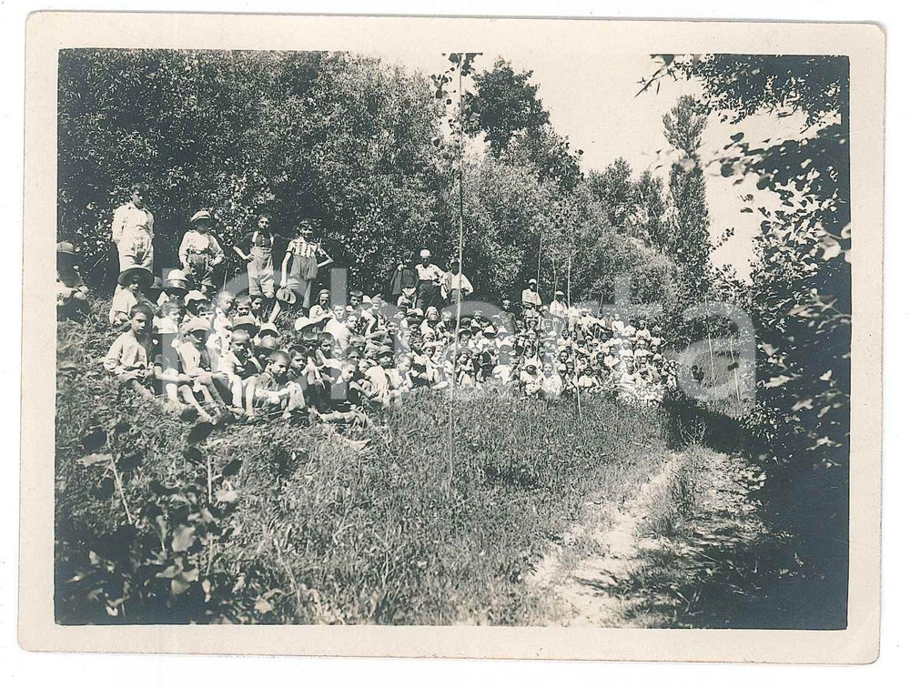 Fotografia d epoca originale 1930 ca ITALIA  COLONIE  Gruppo di bambini su un prato Foto 12x9 cm 1
