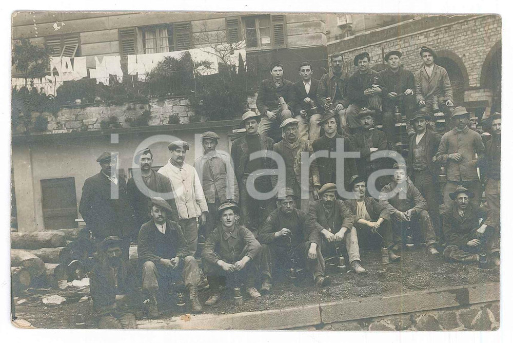 Fotografia d epoca originale 1915 ca COSTUME ITALIA Gruppo di operai  Ritratto  Foto anonima 14x9 cm 1