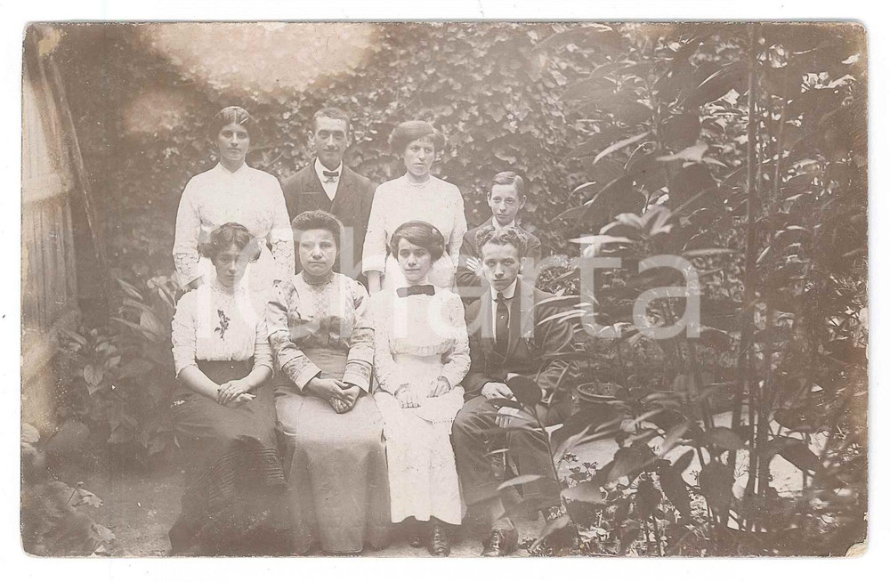 Fotografia d epoca originale 1910 ca COSTUME ITALIA Gruppo di famiglia in giardino Foto anonima 14x9 cm 1